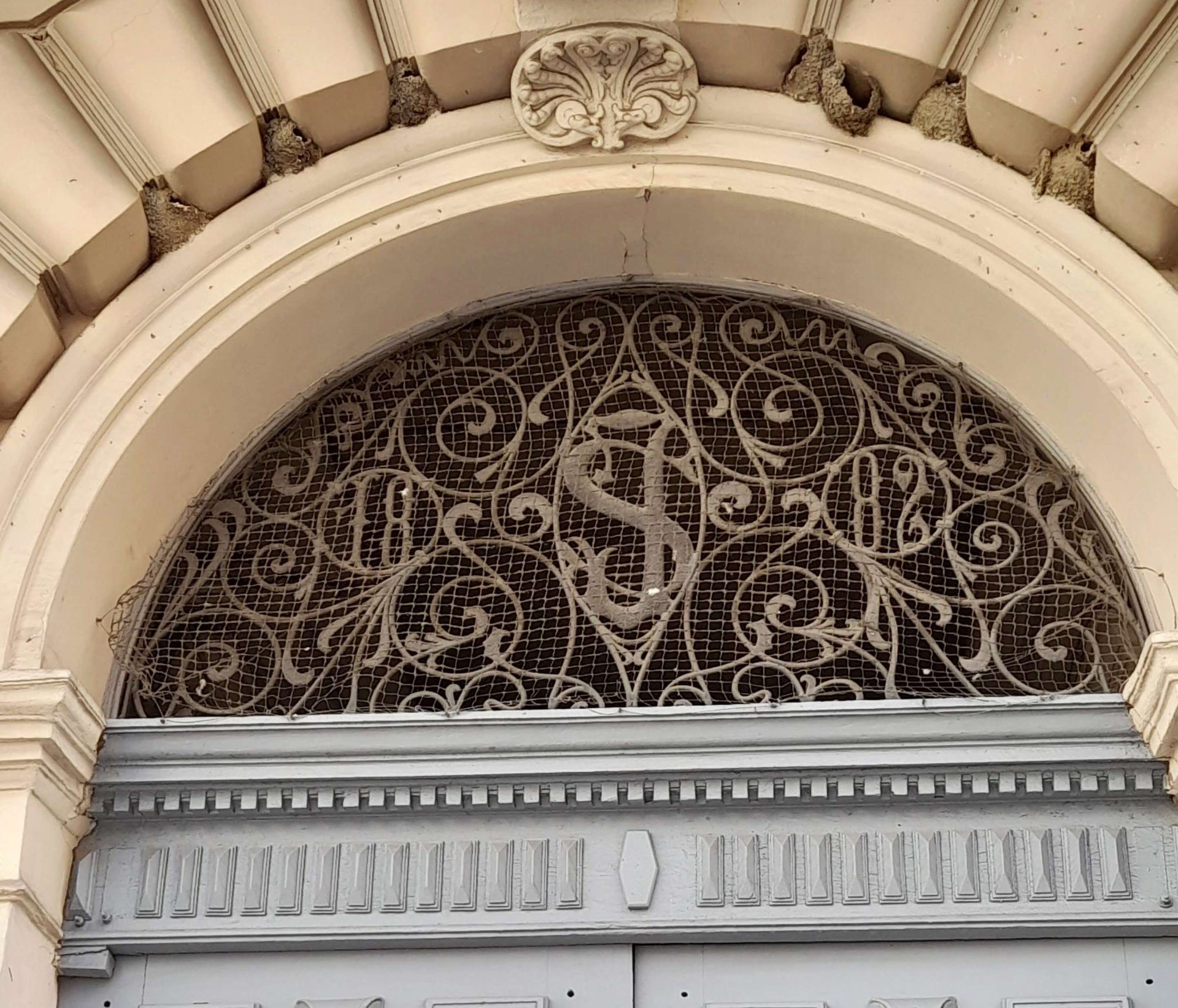 Monogramos házak séta