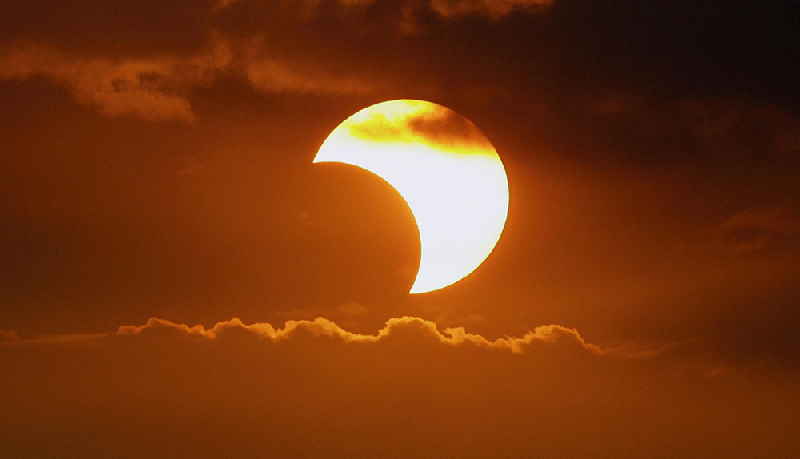 Részleges napfogyatkozás a Fehér-tón 08.12.