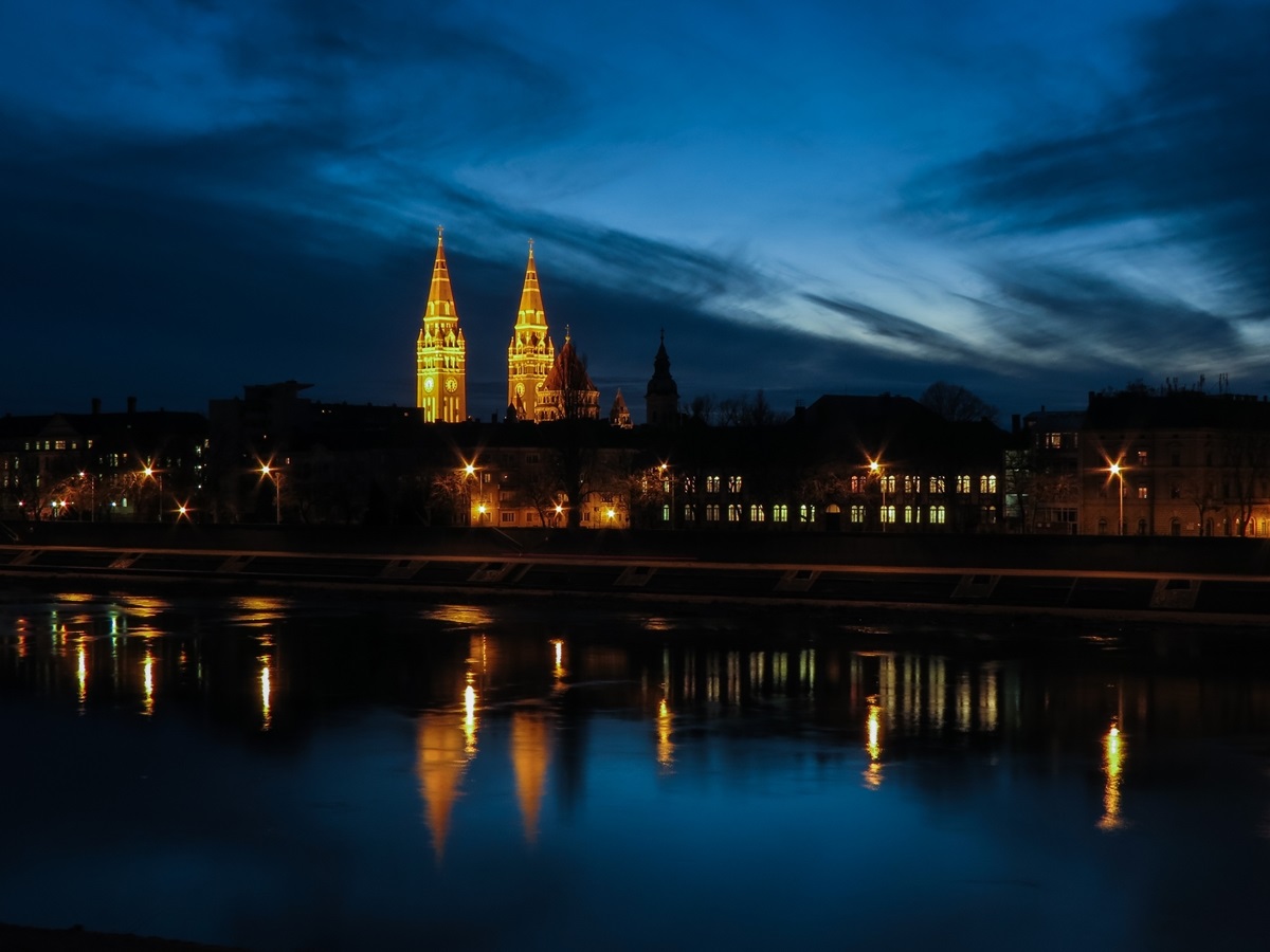 Szeged esti fényekben – városnéző séta