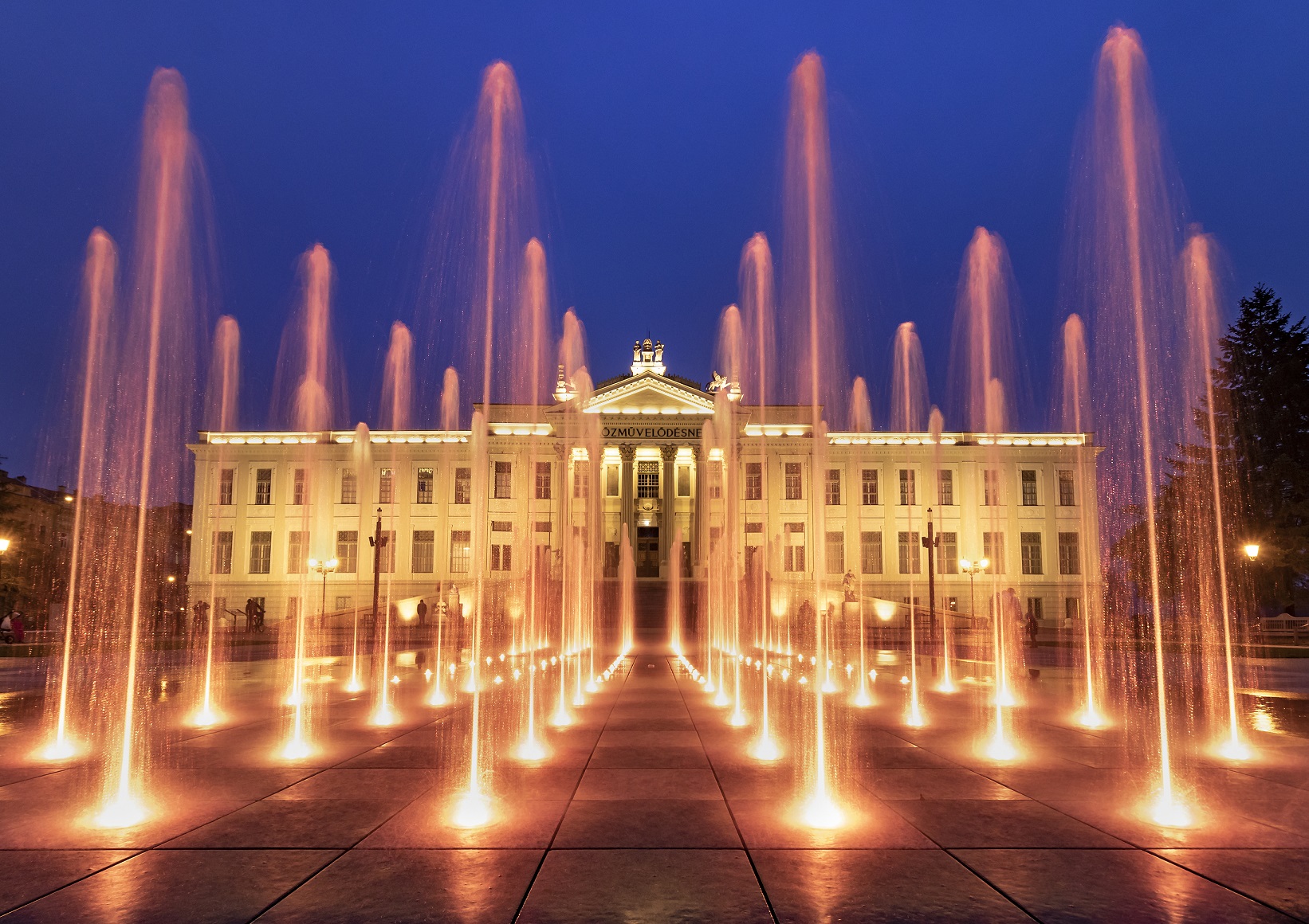 Szeged esti fényekben – városnéző séta